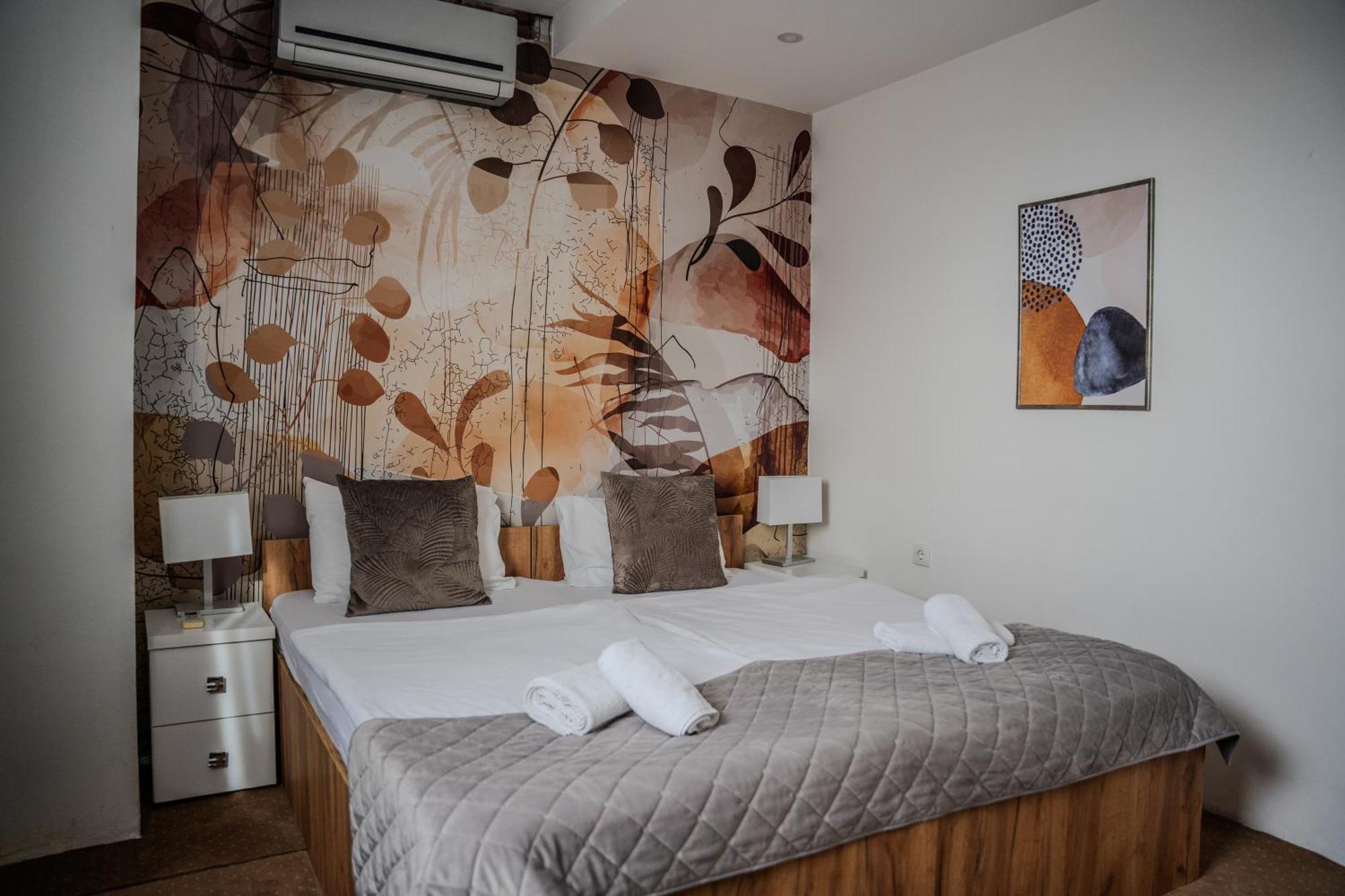 Plaza La - Night And Spa Sremska Mitrovica Exterior photo